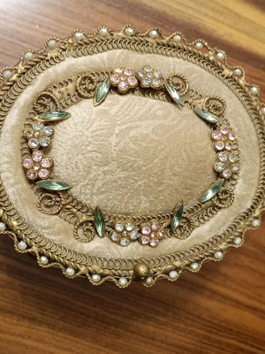 Винтидж овална кутия за бижута като нова с бродиран велур и златисти кристали