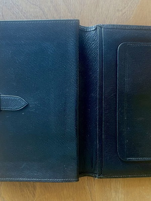 Vintage leather wallet with flap closure, black