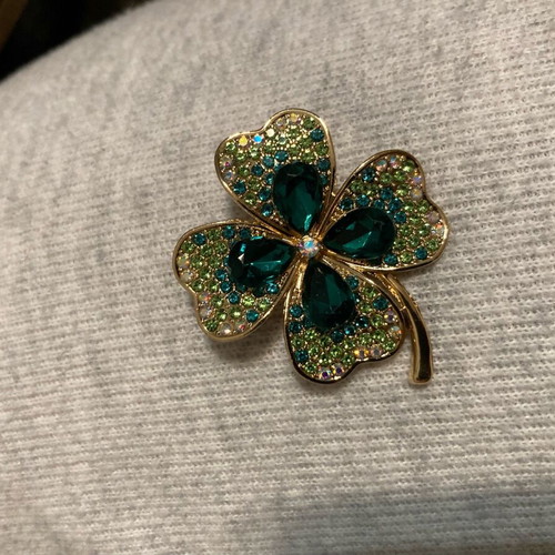 Clover pin emerald color like new, vintage