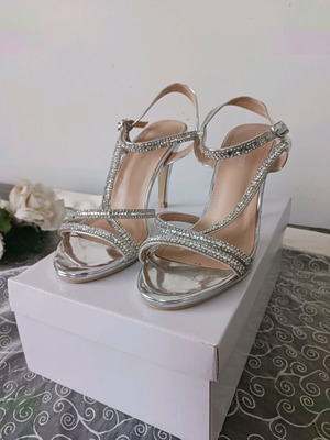 Sandals with rhinestones and mirrors like new, size 38, silver