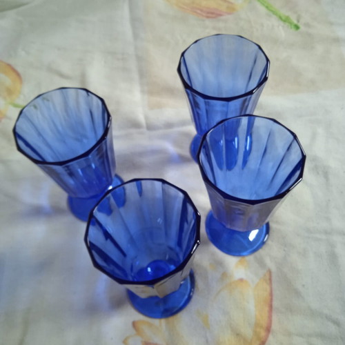 Wine glasses set of 4 like new