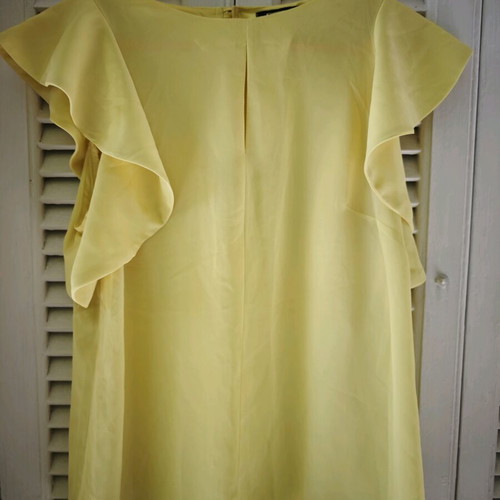 Desiree blouse yellow with ruffled sleeves like new, size L