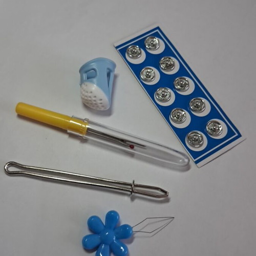 Sewing set 5 pieces new with needle threader and metal snaps