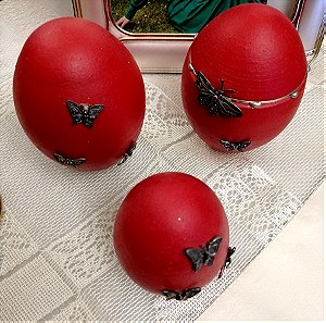 Κόκκινα 3 αυγά με πεταλούδες.