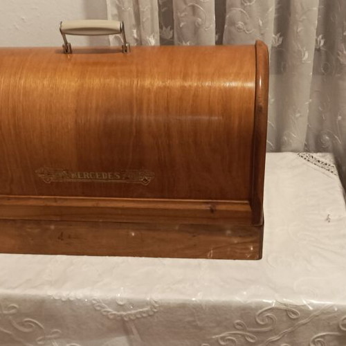 Mercedes sewing machine like new