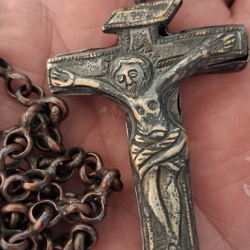Cross pendant with octagonal chain, Artekko