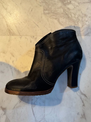 Geox ankle boot dark blue with brown trim like new, leather