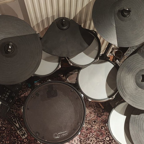 Millenium MPS-850 E-Drum Set with 2 extra cymbals, 1 extra tom and MPS-1000 snare like new