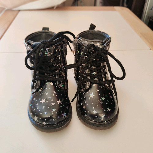 Conguitos boots black with star pattern, like new