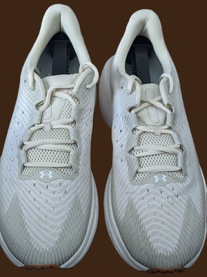 Under Armour Infinite Pro White athletic shoes like new, size 43