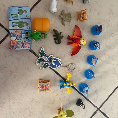 Kinder and Playmobil figures pack with Sonic keychain