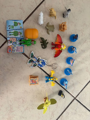 Kinder and Playmobil figures pack with Sonic keychain