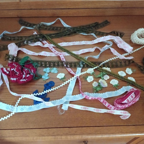 Decorative rickrack like new, set with carnation and anchor