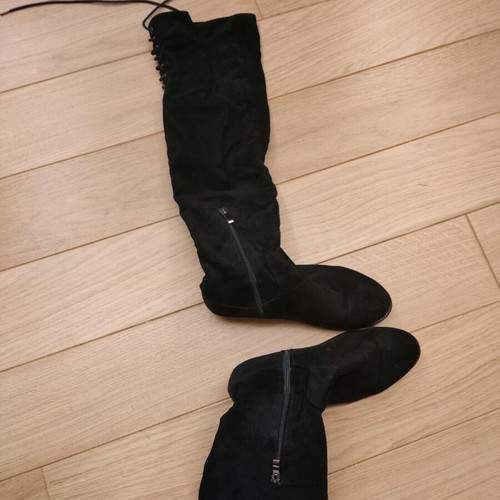 Black over the knee boots type castor like new