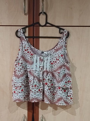H&M Women's Floral Crop Tank Top Large like new, white and red