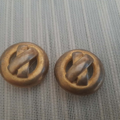 Vintage Clip-on Earrings in Matte Gold Tone like new