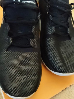 Under Armour black athletic shoes size 45.5 like new