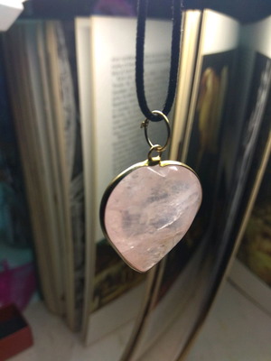 Rose quartz heart semi-precious stone in gold-plated metal like new