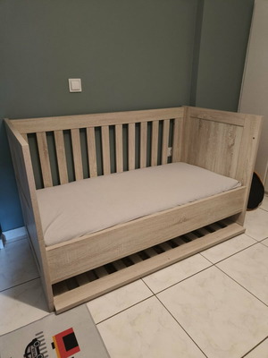 Wooden cot convertible to 70x140 bed with cocomat mattress