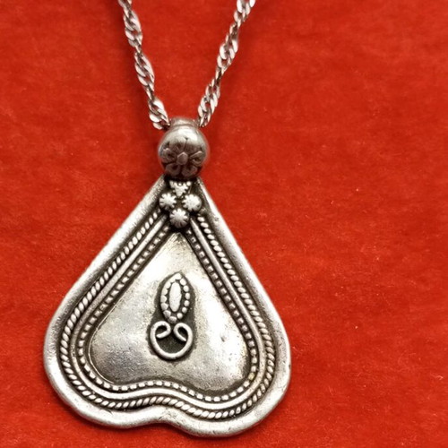 Silver necklace vintage like new with Celtic design
