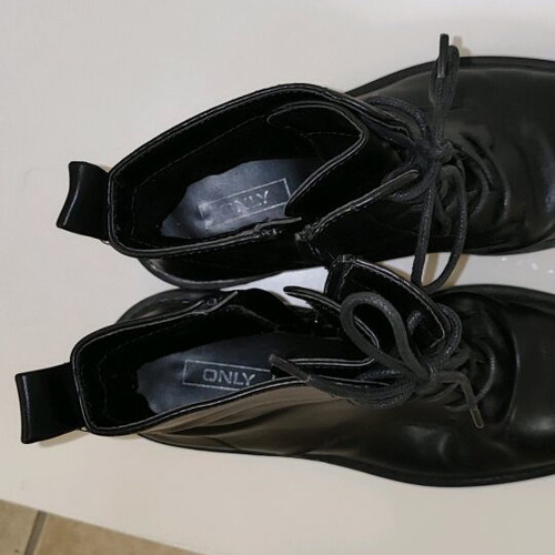 Only women's boots size 38 like new, black