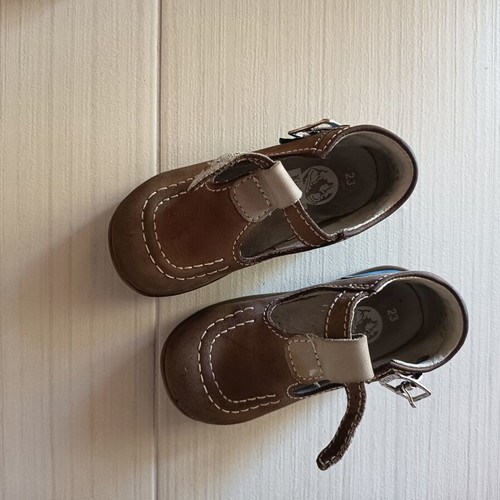 Kickers leather sandals like new, size 23 for boys or girls