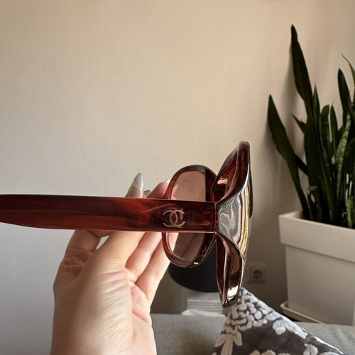 Big sunglasses, red