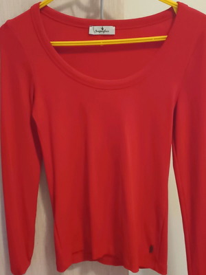 Sugarfree red pullover like new, unworn
