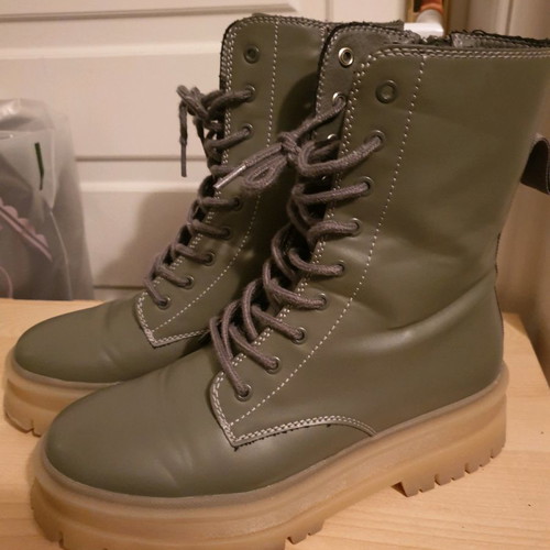 Green boots used with laces size 39