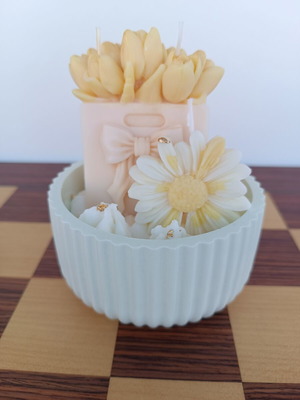 Handmade aromatic candle with natural wax and porcelain container