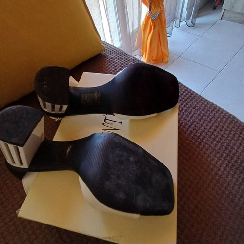 Women's black and white sandals like new, size 38, high block heel