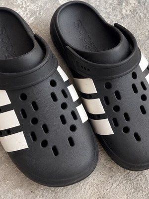 Adidas σαμπό με λευκές ρίγες σε μαύρο, νούμερο 40