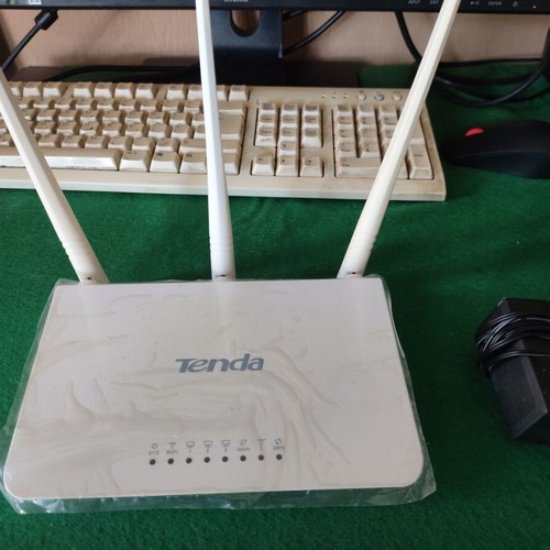 Tenda F3 Wireless N300 Router like new with power adapter
