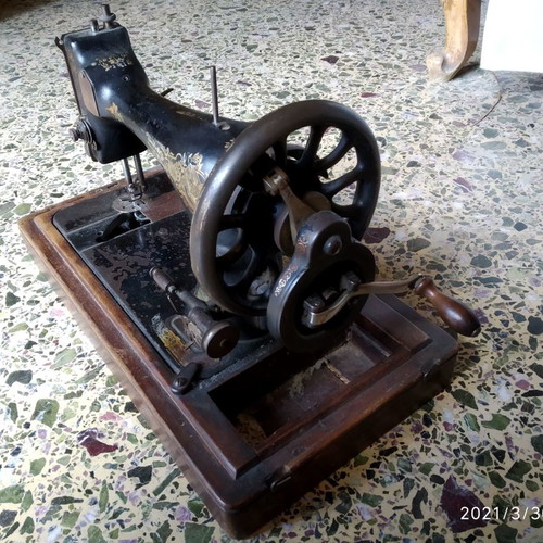 Singer sewing machine used, serial number F483593, 1910