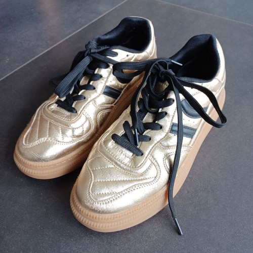 Kurt Geiger metallic gold sneakers with black laces size 39 like new