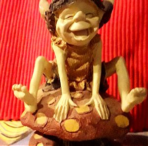 Ξωτικό Αγαλματάκι, παραδοσιακό ξωτικό της Σουηδίας, κάθεται πάνω σε μανιτάρι