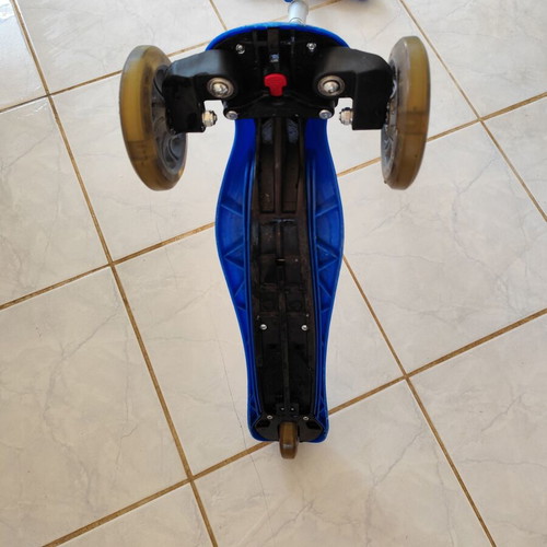 Globber kids scooter used, three-wheeled, blue, for ages 3+