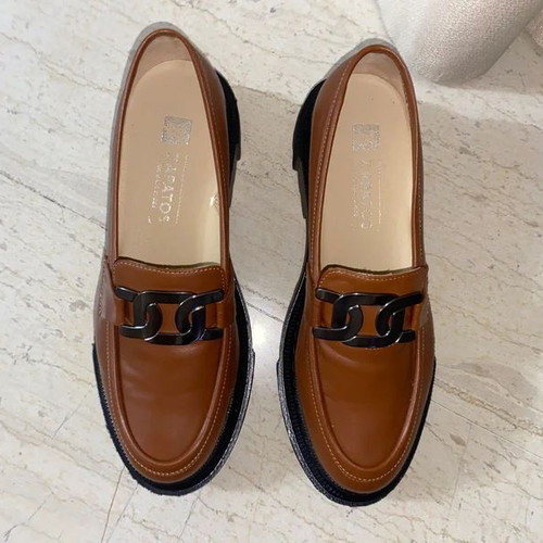 Loafers Zapatos tan with black chunky sole like new, sizes 40-41