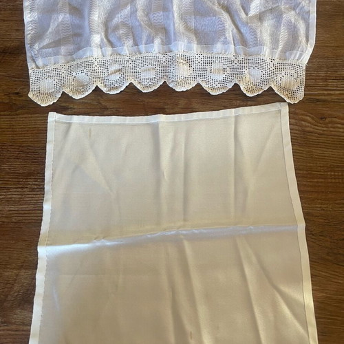 Set of 2 table linens like new