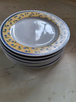 Dessert plates pack of 6 with nice subtle design like new