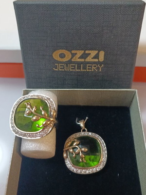 Ozze pendant and ring set like new with green peridot and silver 925
