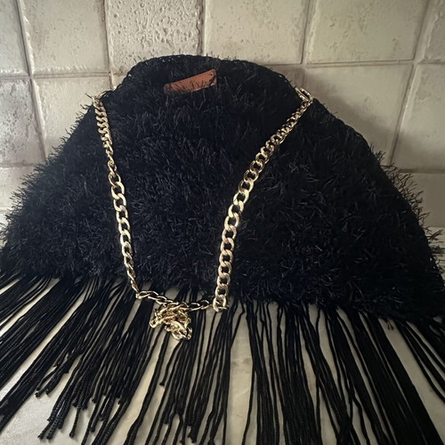 Handmade knitted shoulder bag with gold chain and fringes