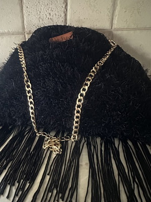 Handmade knitted shoulder bag with gold chain and fringes