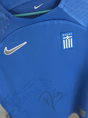 Footballer jersey like new, signed by Giannis Antetokounmpo