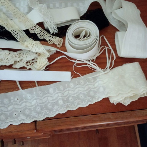 Elastic bands and lace like new, curtain tape with pockets
