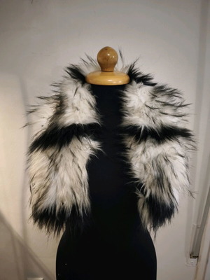 Collar used black and white