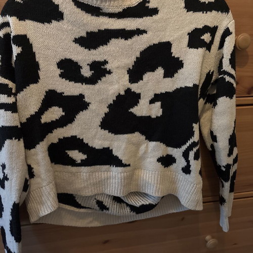 Shein sweater size M like new, black and white