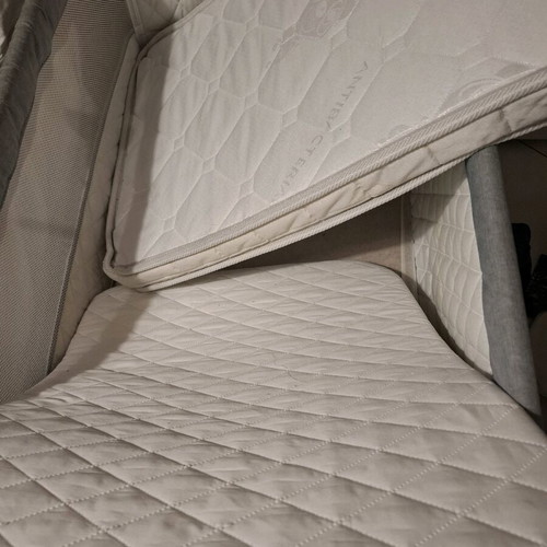 Baby cot like new with anatomical mattress and rocking legs