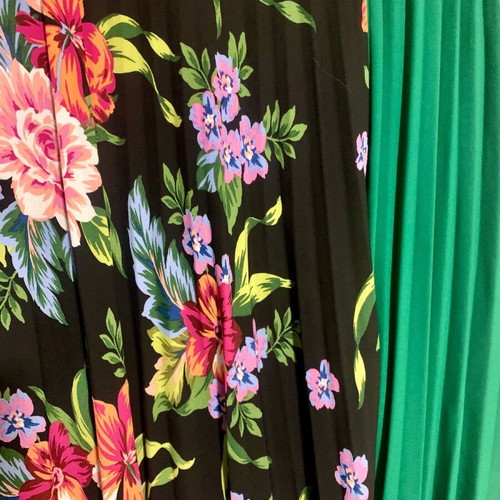 Stradivarius pleated skirt like new, black with multicolor flowers
