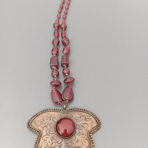Necklace like new with red beads and metal leaf pendant